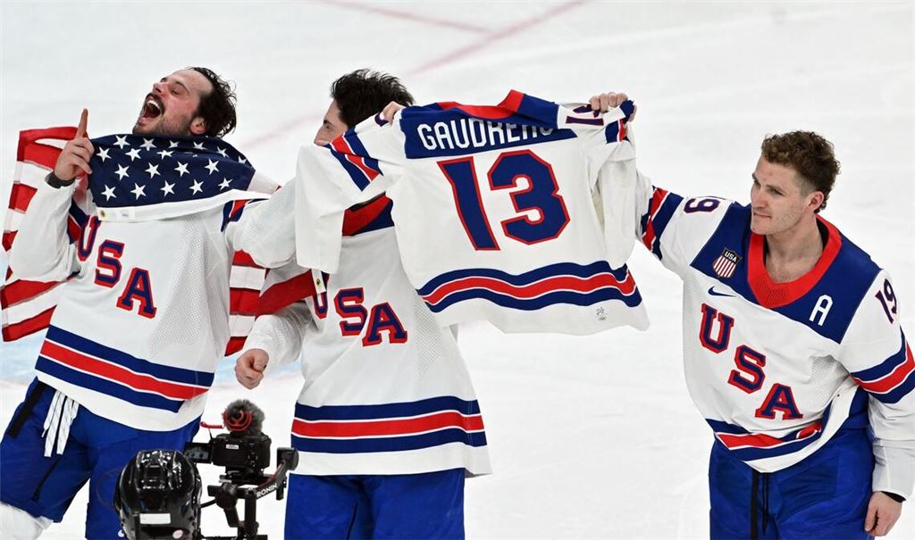 Emotionale Geste nach dem Sieg im Eishockey-Finale.