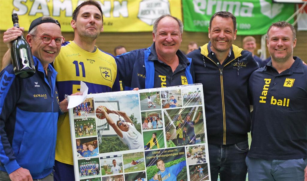 Emotionaler Abschied: Daniel Ufrecht (2.v.li.) mit dem zweiten Vorstand Andreas Brandauer, Vorstand Thomas Ufrecht und den ehemaligen Trainern Maik Bareis und Jörg Bildlingmaier. (Ex-Trainer Edin Pivac konnte aus privaten Gründen nicht dabei sei