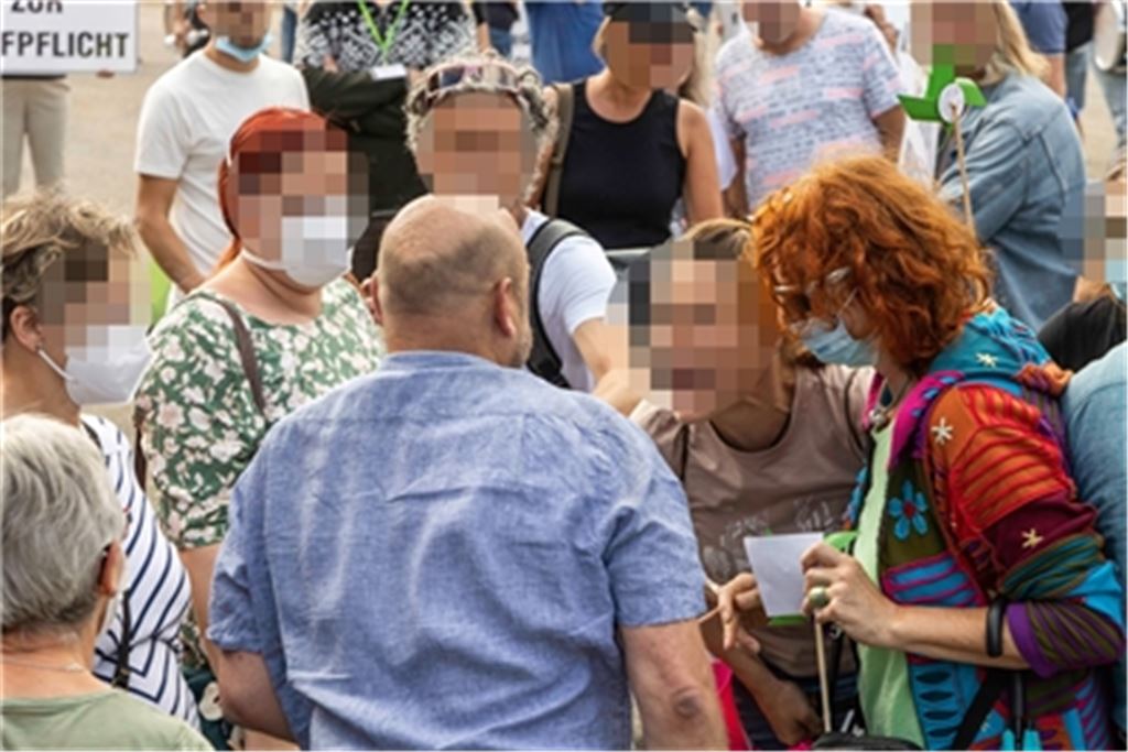 Emotionen pur: Am Rande des Auftritts von Grünen-Wahlkämpfer Robert Habeck im September vergangenen Jahres im Klosterhof liefern sich lautstarke Corona-Protestler und interessierte Besucher, die gerne die Rede verstehen würden, verbale Auseinandersetzungen. Eine der vielen Episoden des Tages findet nun ein Nachspiel vor Gericht. Archivfoto: Waidelich