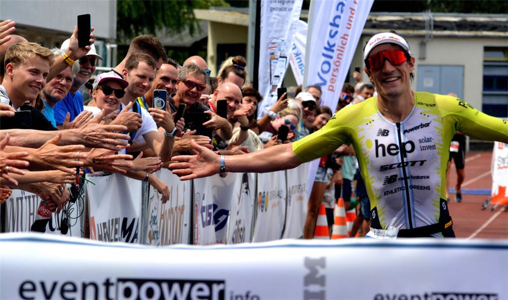 Emotionen pur – der Zieleinlauf von Lokalmatador Sebastian Kienle sorgt für Gänsehautmomente für den Sportler und die Zusschauer.