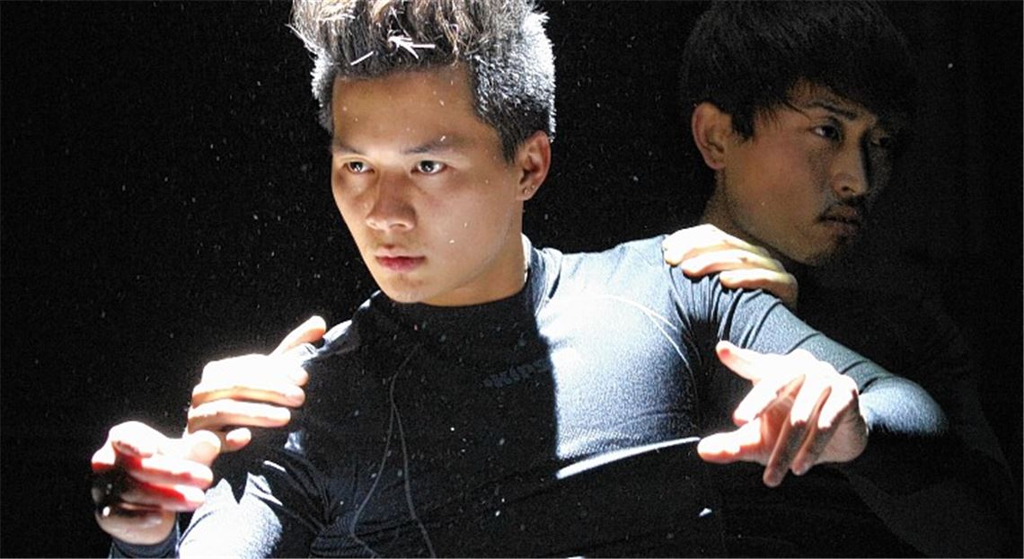 Emotionsgeladene Bilder vermitteln die Tänzer in James Sutherlands „Dark Waves“.