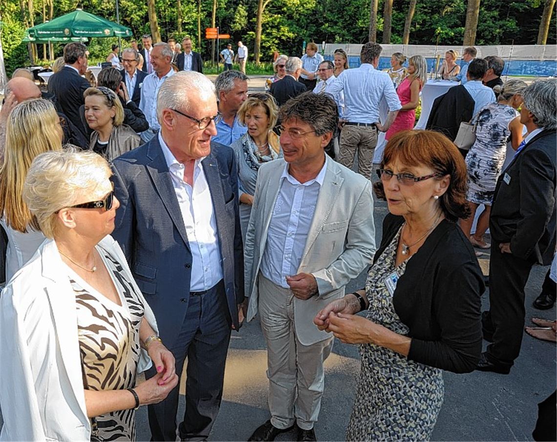 Empfang der Kammer: IHK-Präsident Burkhard Thost (li.) mit Festredner Dr. Eric Schweitzer (Mitte) und IHK-Hauptgeschäftsführer Martin Keppler. Rechts: Hunderte Gäste treffen sich. Foto: Fotomoment