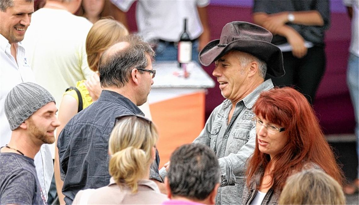 Empfang für den Sieger des Songcontests: Wolfgang Kienzle nimmt die Glückwünsche von Maulbronns Bürgermeister Andreas Felchle entgegen.