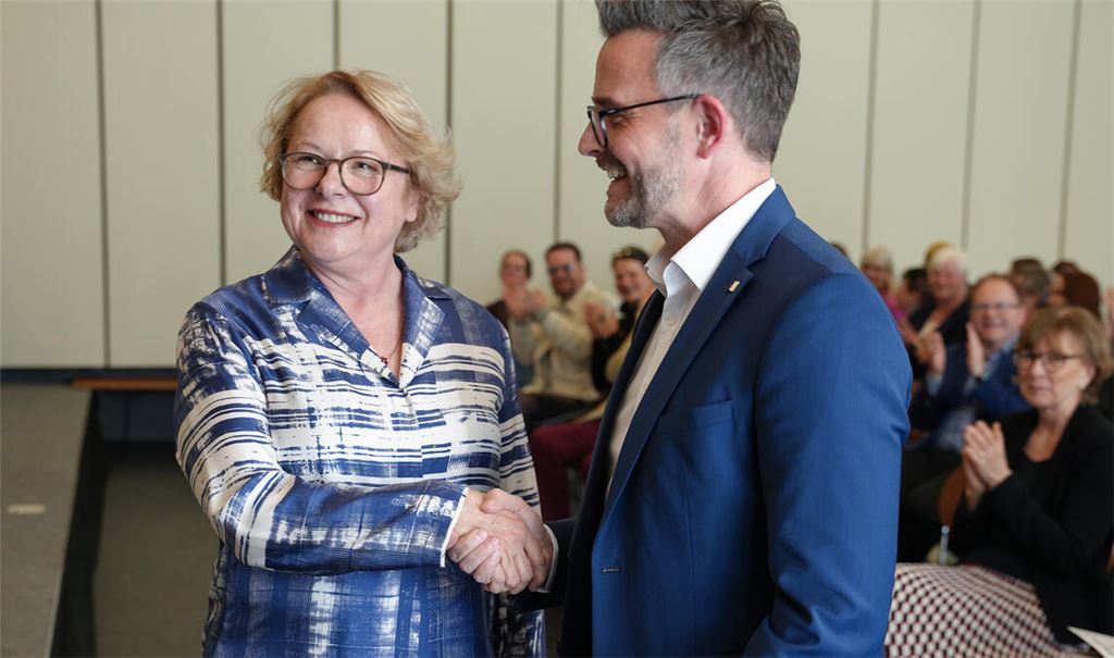 Empfang im Reuchlinhaus: OB Peter Boch dankt der langjährigen Museumschefin Cornelie Holzach. Foto: ©Stadt Pforzheim/Teuscher
