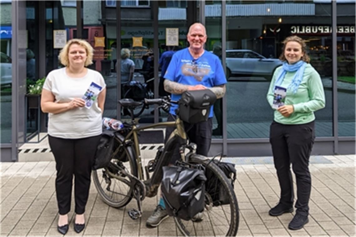 5500 Kilometer strampeln für krebskranke Kinder Empfang in Pforzheim: Oliver „Oli“ Trelenberg mit Julia Maier, Direktorin des Ibis Styles Hotels (li.) und Isabell Prior, Leiterin des Tourismusmarketings beim WSP. Foto: © WSP