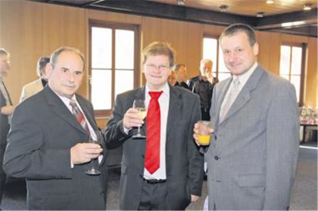 Empfang zum runden Geburtstag von Ehrenbürger Rolf Scheuermann im Wiernsheimer Rathaus. (v. li.): Rolf Scheuermann, Bürgermeister Karlheinz Oehler und FDP-Landtagsfraktionsvorsitzender Dr. Hans-Ulrich Rülke.
Foto: Franz