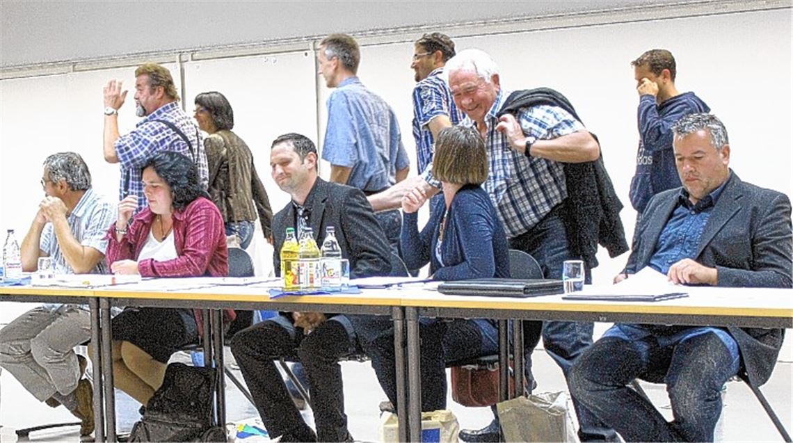 Empörung einiger Bürger nach der Wahl des zweiten stellvertretenden Bürgermeisters: Mancher im Publikum ist nicht damit einverstanden, dass Christoph Gutjahr das Amt bekleidet. 