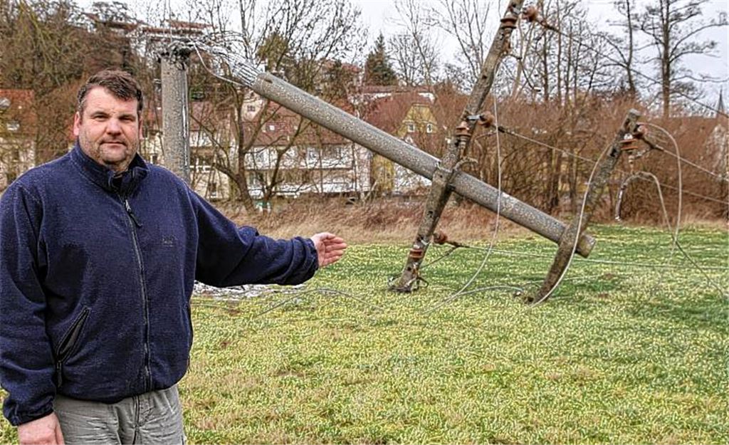 EnBW-Monteur Jochen Hörnle vor dem umgeknickten Strommast bei Lomersheim. 