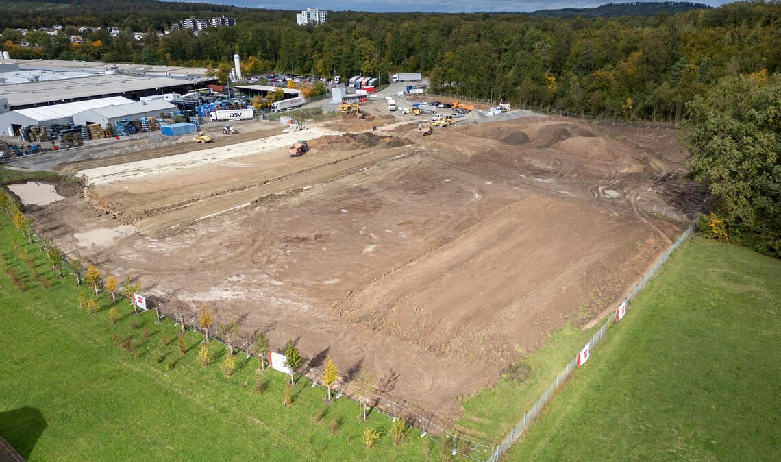 Ende 2025 will Porsche in die Multifunktionshalle einziehen, die derzeit auf dem rund 30000 Quadratmeter großen Grundstück gebaut wird. Fotos: Fotomoment
