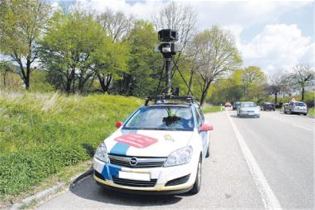 Ende April auf der B10 zwischen Enzberg und Niefern: Ein Fahrzeug mit der Kamera auf dem Dach filmt im Auftrag von Google die Straßenzüge in der Region. 
Archivfoto: Myroshnichenko
