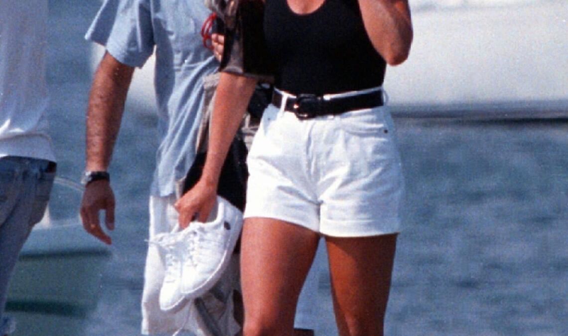 Ende August 1997: Diana und ihr Freund Dodi Al-Fayed gehen auf einem Steg in St. Tropez. Die Prinzessin und der ägyptische Unternehmer waren erst im Monat zuvor ein Paar geworden. Angeblich hatte Al-Fayed eine Verlobte in den USA.