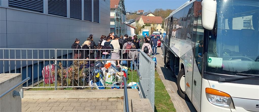 Ende März sind die ersten Kriegsflüchtlinge an der Gemeindehalle in Lienzingen angekommen. Kreis und Kommunen suchen händeringend weitere Unterkünfte. Archivfoto: Fotomoment
