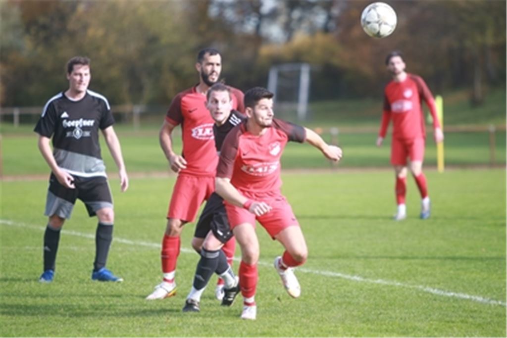 Ende Oktober liefern sich der TSV Maulbronn (in roten Trikots) und die SG Ölbronn-Dürrn II ein heißes Duell – mit glücklicherem Ausgang für die SG. Archivfoto: Huber