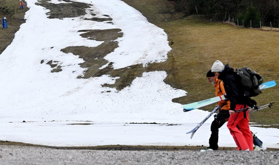 Ende der Skisaison 2022/23 in Garmisch-Partenkirchen - dort lag im März kaum noch Schnee.