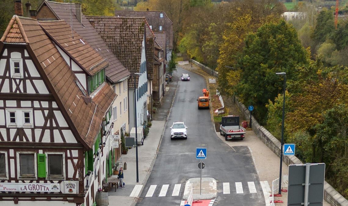 Ende der Sperrung: Der Verkehr von und nach Lomersheim rollt wieder über die Straße „Unterm Berg“. Foto: Fotomoment