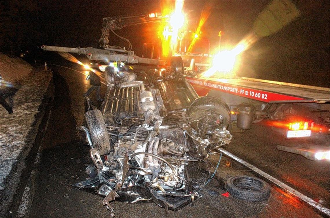 Ende einer Alkohol-Fahrt: Der Alfa Romeo eines 28-Jährigen ist nur noch Schrott, der Fahrer zieht sich schwere Verletzungen zu.