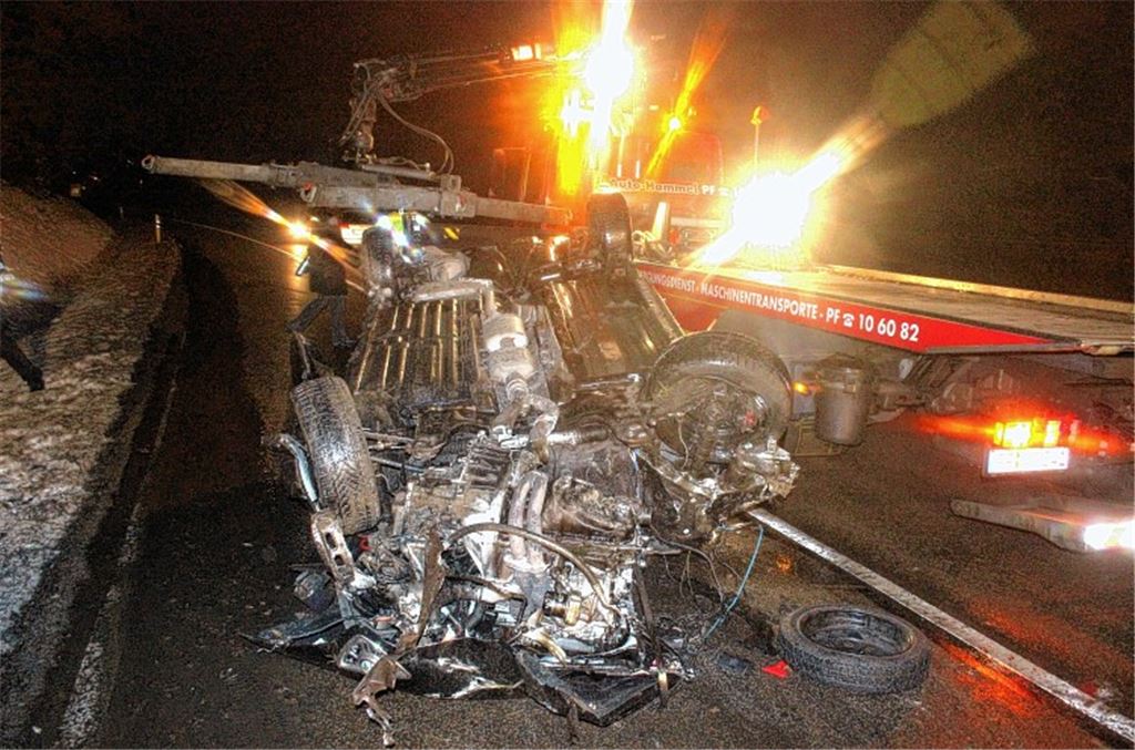 Ende einer Alkohol-Fahrt: Der Alfa Romeo eines 28-Jährigen ist nur noch Schrott, der Fahrer zieht sich schwere Verletzungen zu.