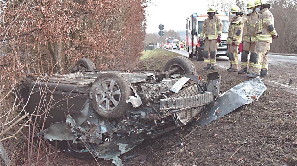 Ende einer Fahrt: Das Auto des 19-Jährigen landet auf dem Dach. Foto: Myroshnichenko