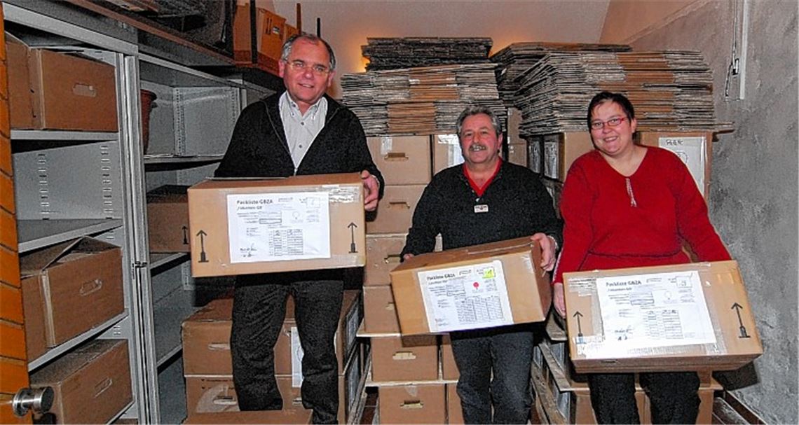 Ende einer Jahrhunderte alten Tradition: Bürgermeister Norbert Holme (li.) sowie die Grundbuchexperten Peter Christ und Bianca Winkler „verabschieden“ die Grundbücher.