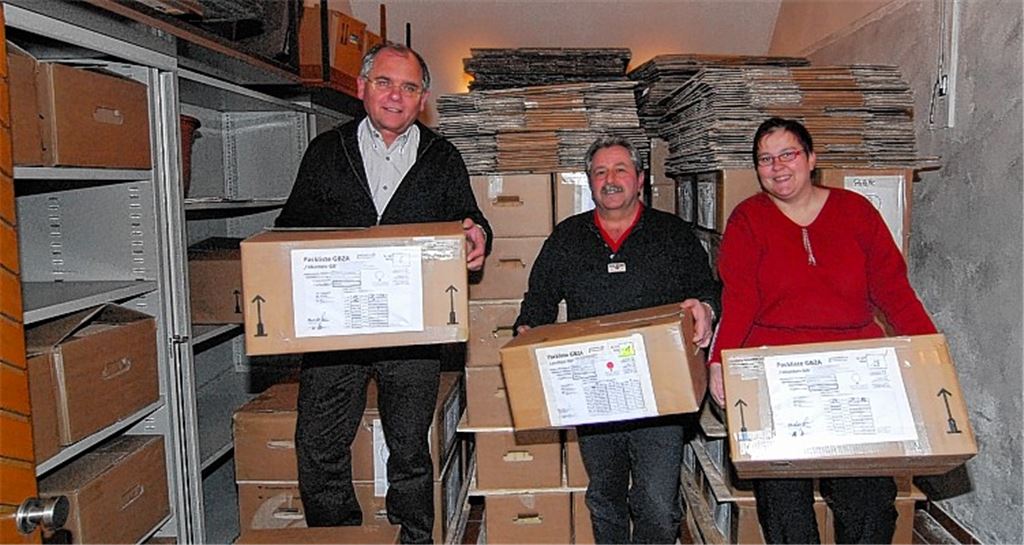 Ende einer Jahrhunderte alten Tradition: Bürgermeister Norbert Holme (li.) sowie die Grundbuchexperten Peter Christ und Bianca Winkler „verabschieden“ die Grundbücher.