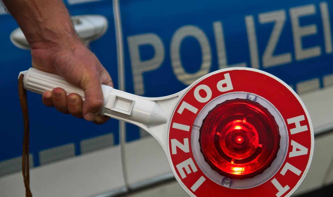 Ende einer Lkw-Fahrt zwischen Jöhlingen und Bretten: Beamte helfen einem völlig betrunkenen Fahrer beim Aussteigen. Symbolfoto: abr68 - stock.adobe.com