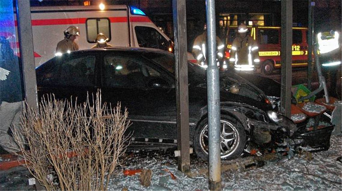 Ende einer Rutschpartie: Opel landet im Wartehäuschen. 
