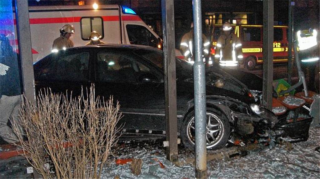 Ende einer Rutschpartie: Opel landet im Wartehäuschen. 