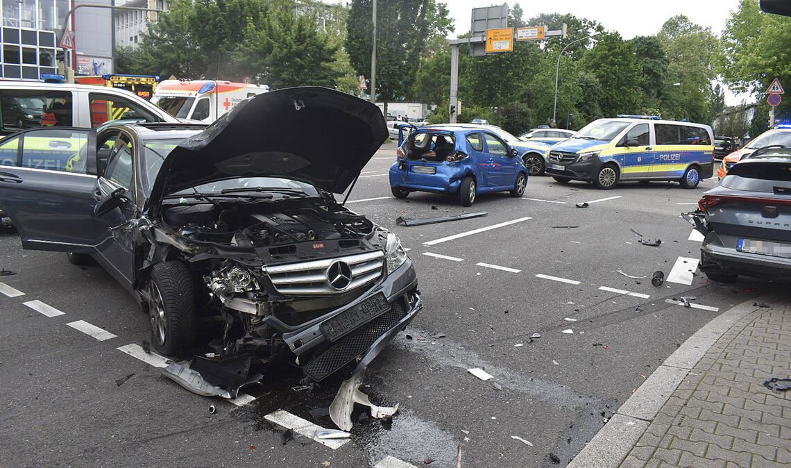 Ende einer Verfolgungsjagd: An einer roten Ampel misslingt die weitere Flucht des Mercedes-Fahrers. Foto: Myroshnichenko