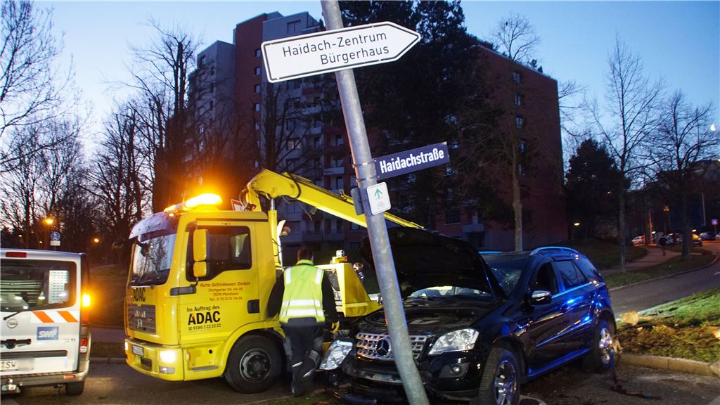 Pforzheim: Pkw faehrt ueber Mittelinsel gegen Laterne und zwei Baeume um
