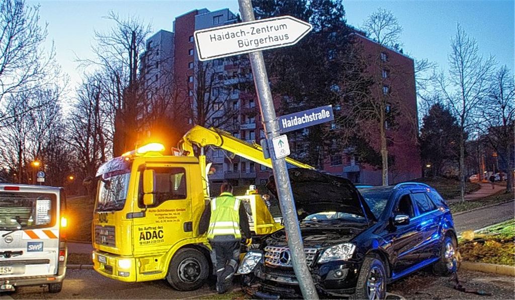 Ende einer morgendlichen Fahrt: Der Mercedes bleibt demoliert am Mast liegen.sdmg