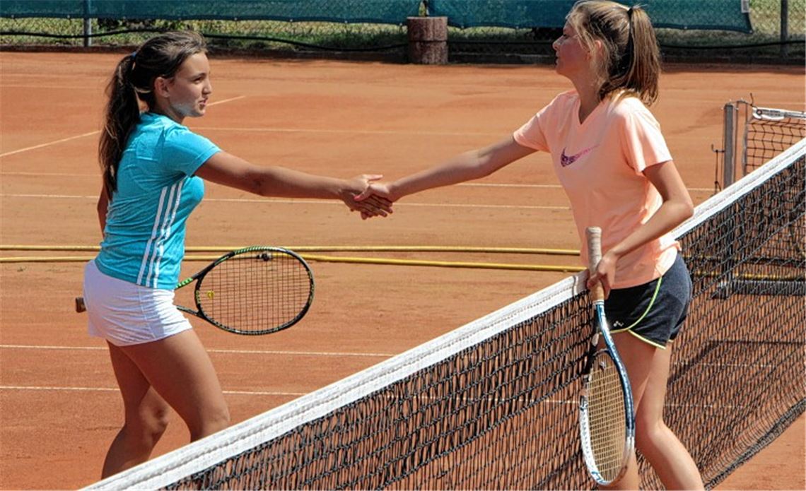 Ende eines Marathon-Finales in der U14. Lilly Scheuermann (re.; TF Lienzingen) gratuliert ihrer Vereinskollegin Sara Ben El Kilani zum Titelgewinn.