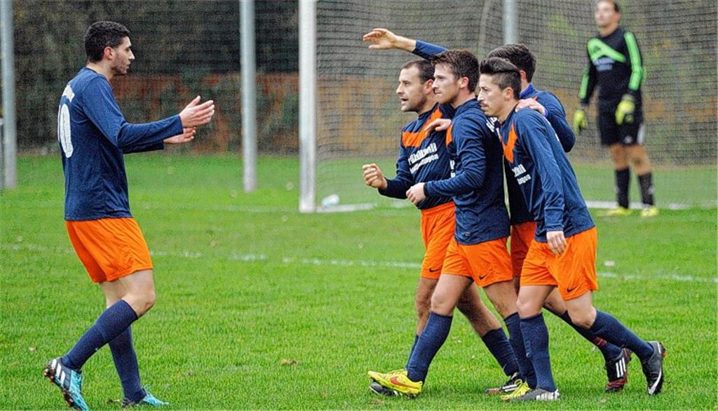 Endlich! Die Knittlinger Mannschaft freut sich nach etlichen vergebenen Chancen über das 1:1 durch Jens Lang (4.v.re.). 