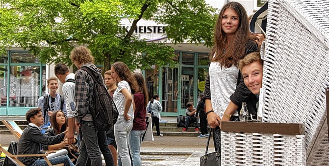 Endlich Ferien: Schüler feiern auf dem Konrad-Adenauer-Platz ganz entspannt das Ende des Schuljahres. Foto: Recken