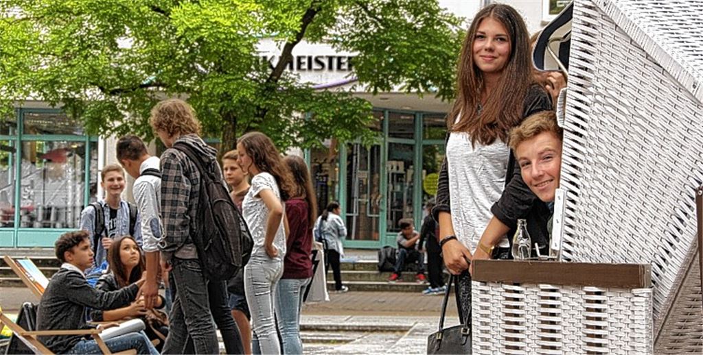 Endlich Ferien: Schüler feiern auf dem Konrad-Adenauer-Platz ganz entspannt das Ende des Schuljahres. Foto: Recken