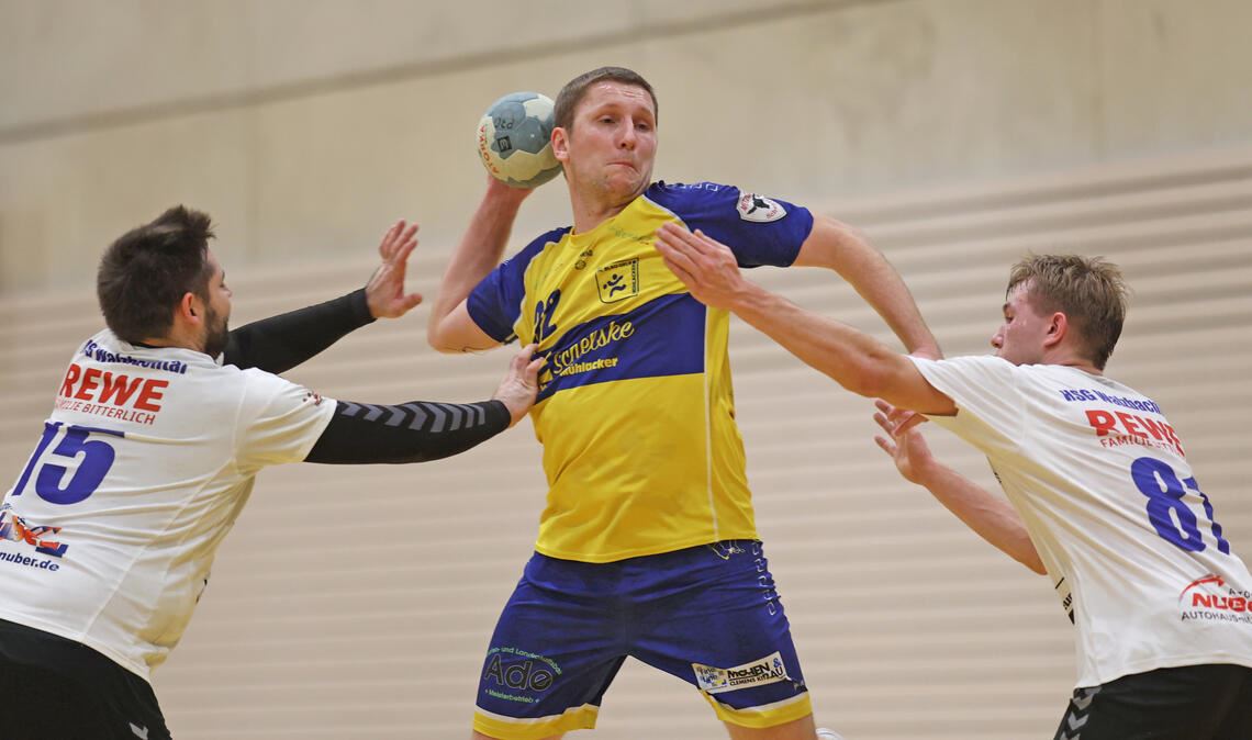 Endlich der erste Saisonsieg: Timotheus Kuhs und der HC Blau-Gelb atmen auf. Foto: Müller