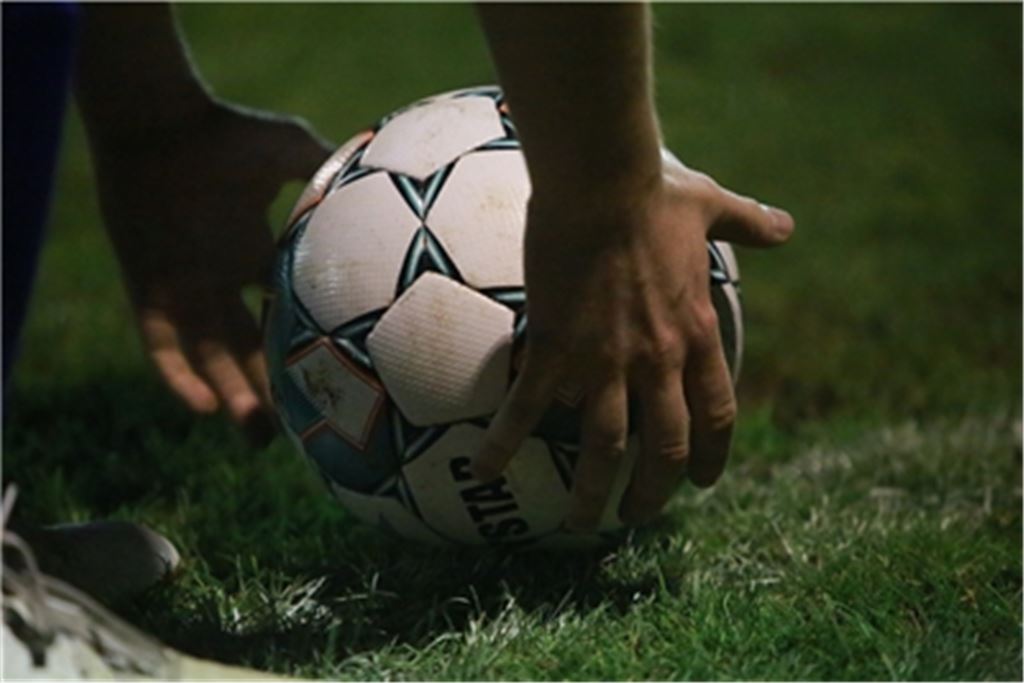 Endlich dürfen die Fußballer wieder in Pflichtspielen gegen das runde Leder treten – und für die Enz-Murr-Teams geht es gleich mit Flutlicht-Spielen los. Archivfoto: Huber