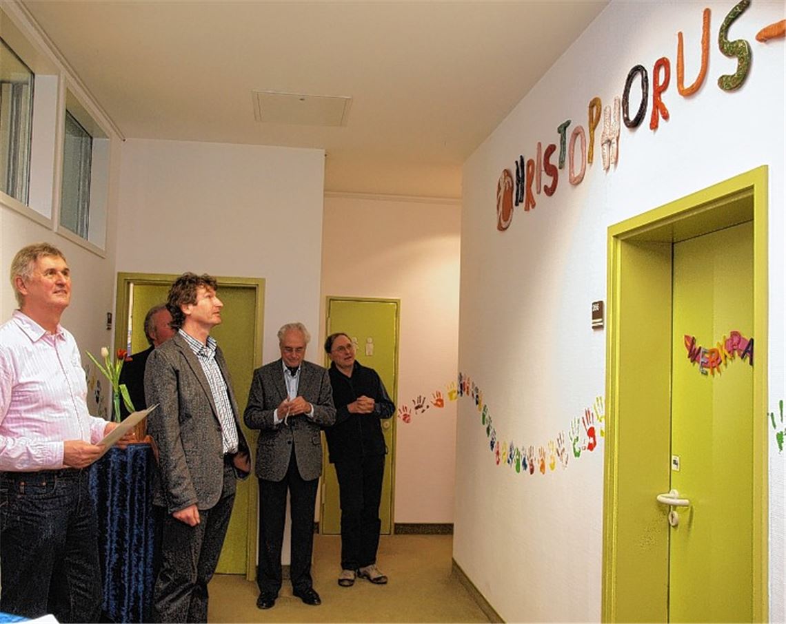 Endlich ein richtiger Name für die Schule am Kinderzentrum Maulbronn: Wolfgang Axtmann, Heiko Graf, Klaus Kaiser und Professor Dr. Rainer Blank (v. li.) haben den Schriftzug enthüllt.