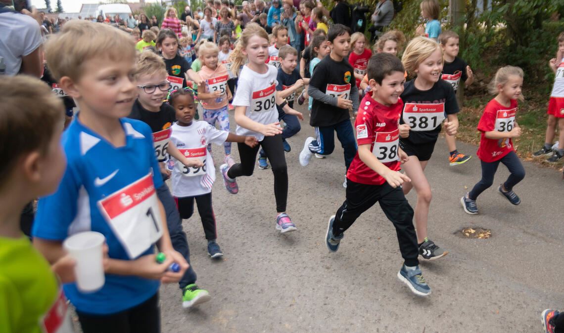 Endlich geht es los: Mit 150 kleinen Sportlerinnen und Sportlern ist der Bambinilauf in Wiernsheim stark besetzt. Fotos: Fotomoment