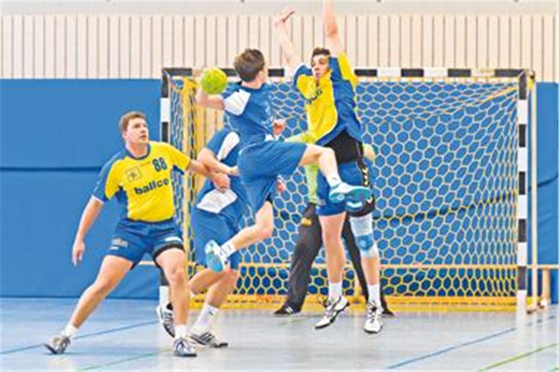 Endlich hält die Abwehr dicht: Nach Spielen mit teils mehr als 40 Gegentoren gönnt Mühlacker (gelbe Trikots) Ispringen nur 23 Treffer. Foto: Zschorsch