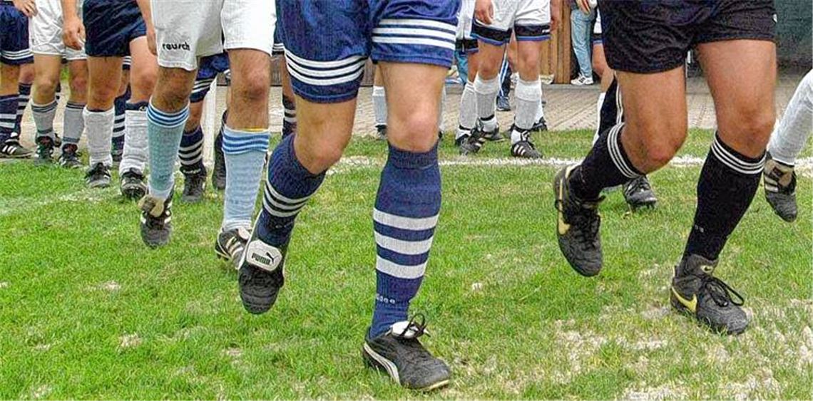 Endlich ist die Winterpause vorbei! Die Mannschaften aus der Region treten erneut im Kampf um Tore und Siege an. Archivfotos: Fotomoment