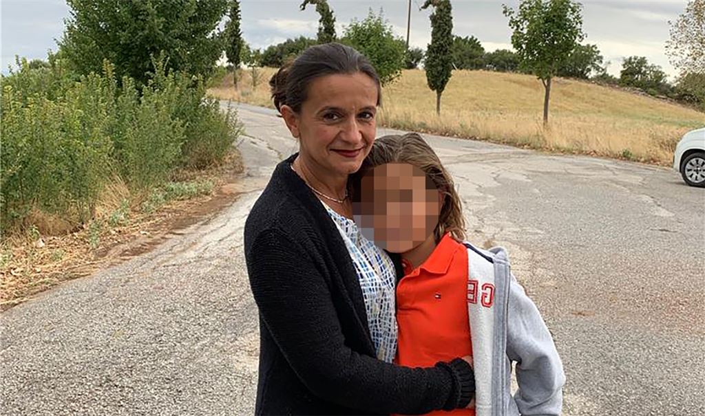 Endlich kann Melanie Brandauer ihren Sohn Raphael wieder in die Arme schließen. Zu seinem Schutz wurde der Junge unkenntlich gemacht. 