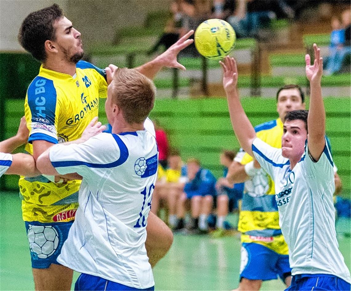 Endlich mal zupacken: Blau-Gelb Mühlacker (hier Anfang Oktober beim Heimspiel gegen die SG Pforzheim/Eutingen III) will nun im Derby beim TV Ispringen auch die kleinste Chance nutzen und in der Rückrunde alles daran setzen, den Wiederabstieg in die Kreisliga Pforzheim zu vermeiden. Foto: Zschorsch