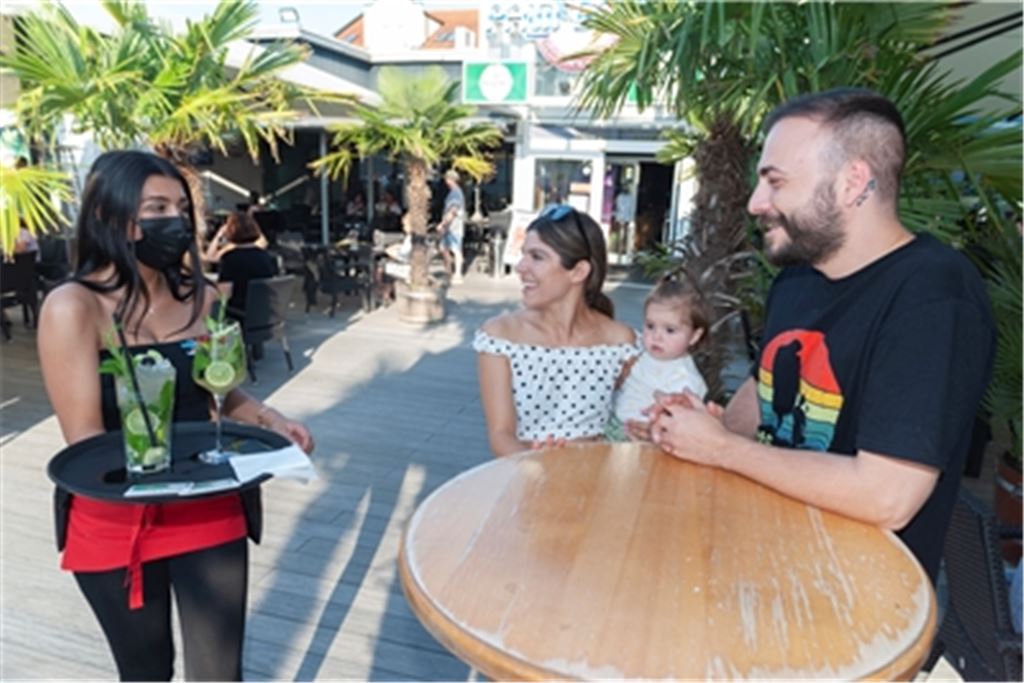 Endlich wieder Betrieb: Im „Palm Beach“ auf der Wilferdinger Höhe in Pforzheim serviert Servicekraft Laila ihren Gästen einen „Virgin Mojito“ und einen „Hugo“. Foto: Fotomoment