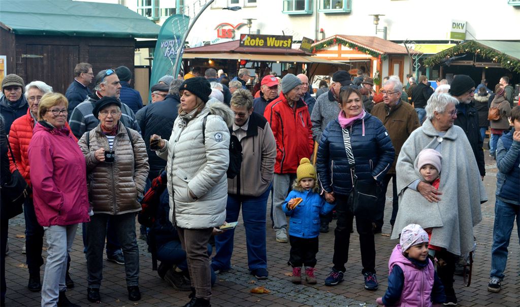Endlich wieder Weihnachtsmarkt in Mühlacker! Viele Besucher zieht es auf den Kelterplatz – auch zum Finale der fünftägigen Veranstaltung am Sonntag. Fotos: Stahlfeld
