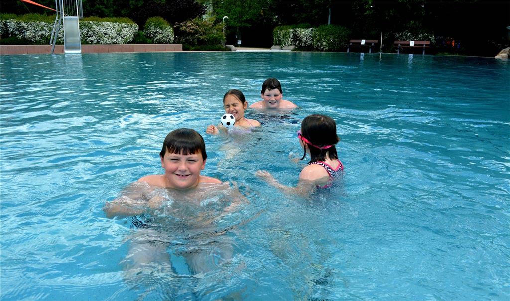 Endlich wieder im Wasser toben: Seit Samstag hat das Freibad in Mühlacker geöffnet. Fotos: Stahlfeld