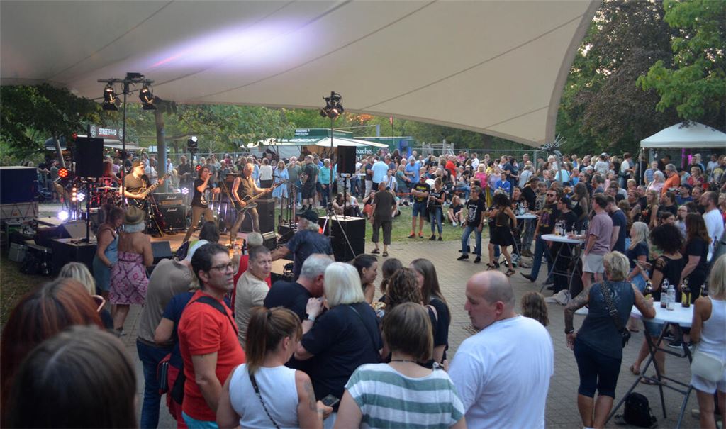 Endlich wieder unter freiem Himmel: In der Illinger Talaue wird am Samstag über Stunden bei bester Laune gefeiert. Fotos: Stahlfeld