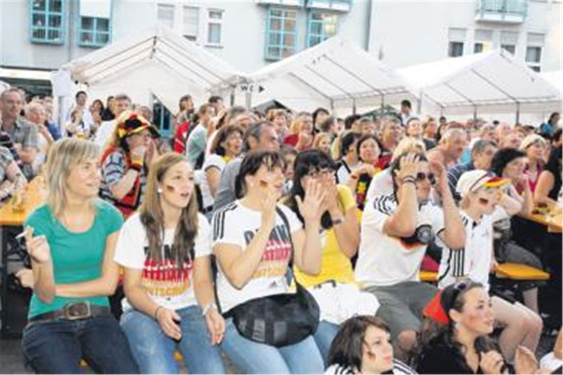 Endspielstimmung auf dem Kelterplatz: Deutsche Fans bangen 2008 bei einer Veranstaltung der MGV-Chöre mit der Nationalmannschaft im EM-Finale gegen Spanien. Archivfoto: Tilo Keller