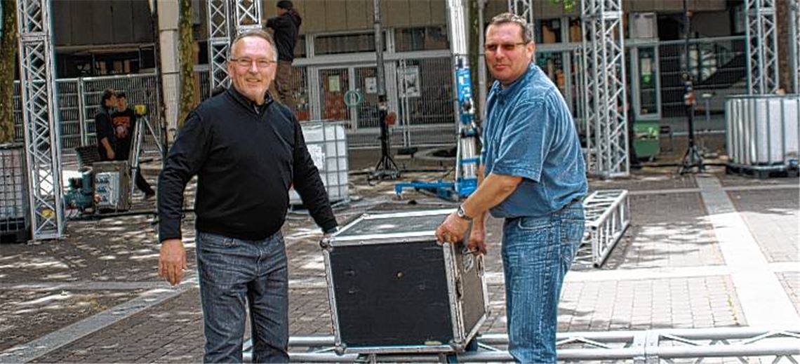 Endspurt: Die Organisatoren Jürgen F. Heinz (li.) und Bernd Huber packen beim Aufbau für das Public Viewing mit an. Der Startschuss für das dreiwöchige Fußballfest auf dem Kelterplatz fällt am Freitagnachmittag um 16 Uhr; eine Stunde, bevor die Eröffnungsfeier der EM in Polen und der Ukraine beginnt. Die erste Partie Polen gegen Griechenland wird dann um 18 Uhr angepfiffen.