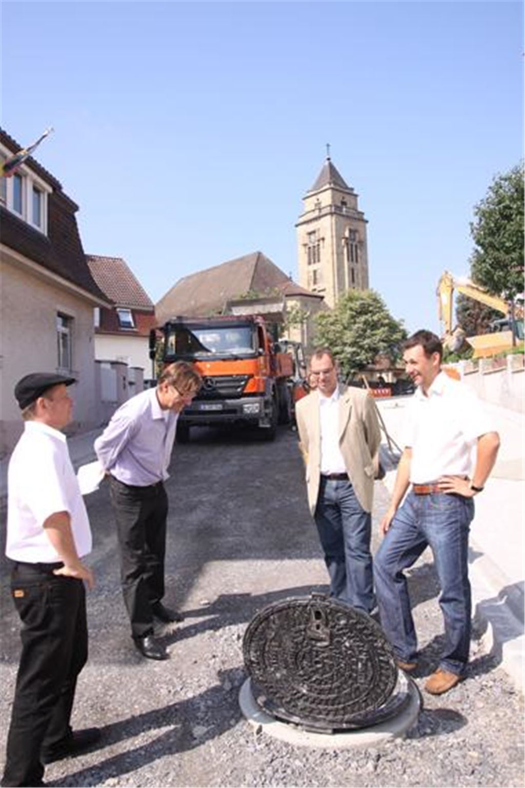 Endspurt I: Das Sanierungsprogramm in der Kernstadt biegt mit dem Bau eines neuen (Wasser-)Spielplatzes am Igelsbach, im rückwärtigen Bereich der Bahnhofstraße, (Bild links) und der Sanierung der Bismarckstraße (Bild rechts) auf die Zielgerade ein.
       Fritz Schick, Leiter des Tiefbauamts (li.), und Bürgermeister Winfried Abicht stellen die Pläne für das Spielgelände vor, nachdem die Parkplätze bereits neu angelegt sind, und Oberbürgermeister Frank Schneider informiert gemeinsam mit Frederik Trockel von den Stadtwerken (re.) über die Fortschritte beim Straßenbau und beim Austausch der Versorgungsleitungen in der Bismarckstraße.
