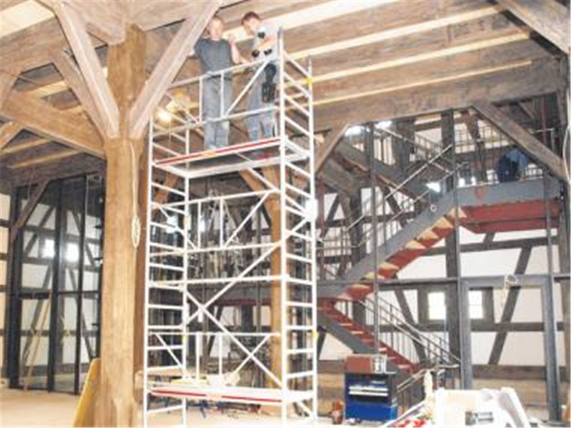 Endspurt: In der alten Ötisheimer Kelter läuft der Innenausbau auf vollen Touren. In etwa acht bis zehn Wochen soll die aufwändige Renovierung endgültig abgeschlossen sein und die neue gute Stube der Gemeinde für unterschiedlichste Nutzungen zur Verfügung stehen. Foto: Appich